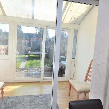 London Deluxe 3 Bedroom House With Parking Space Dagenham Esterno foto