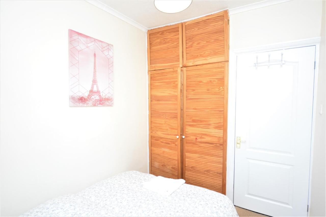 London Deluxe 3 Bedroom House With Parking Space Dagenham Esterno foto