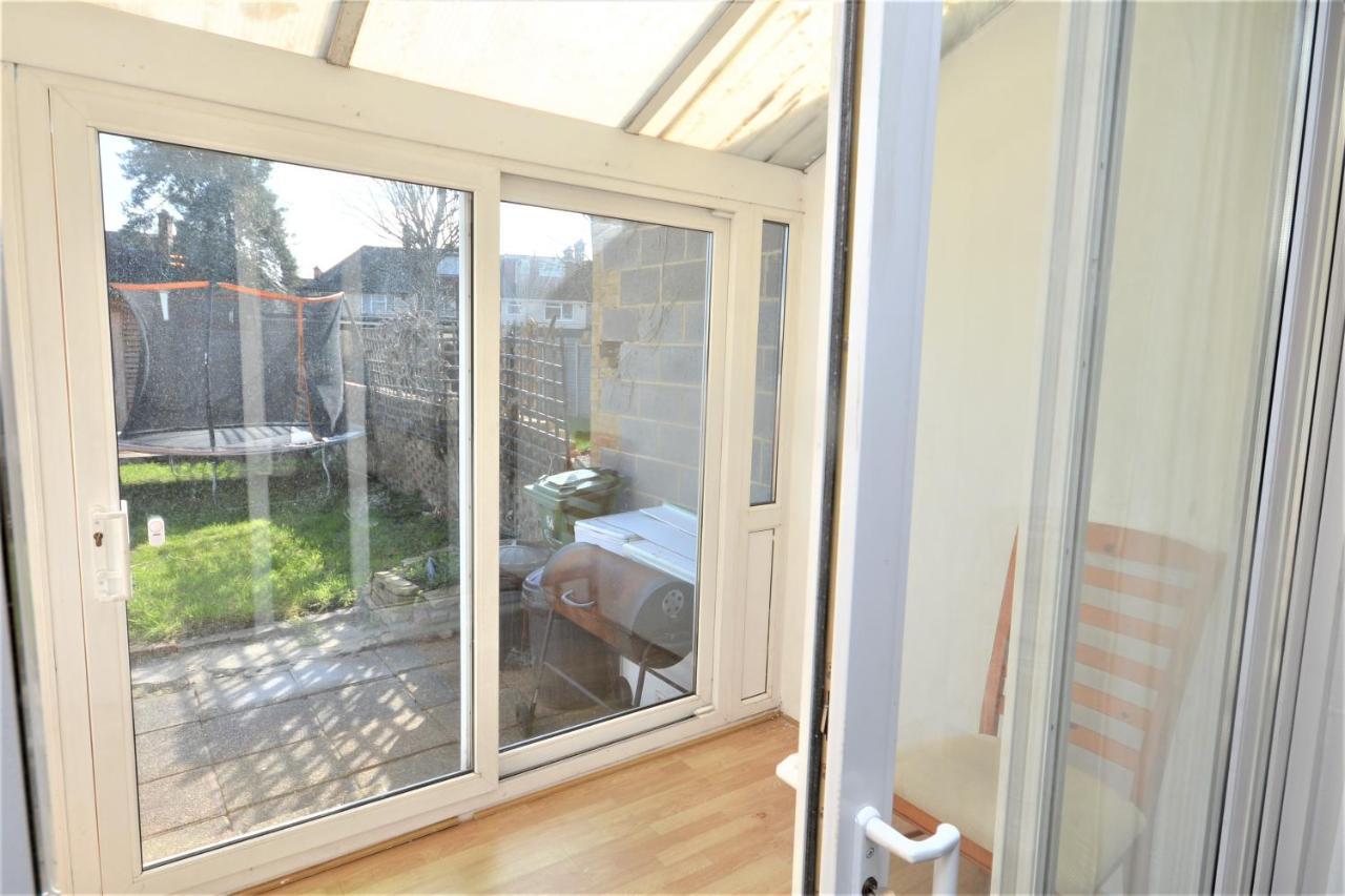 London Deluxe 3 Bedroom House With Parking Space Dagenham Esterno foto