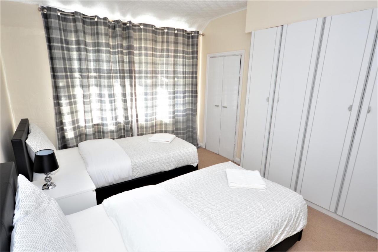 London Deluxe 3 Bedroom House With Parking Space Dagenham Esterno foto