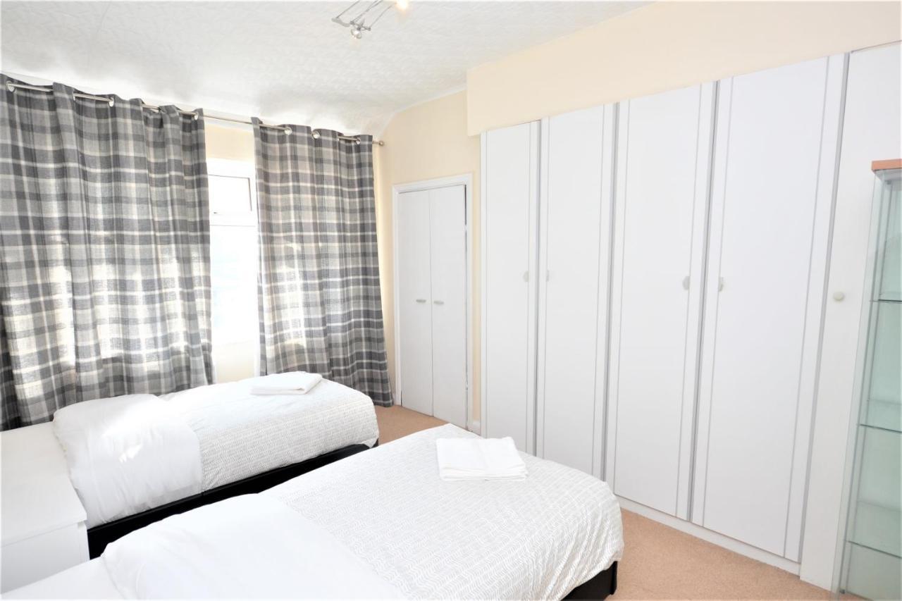 London Deluxe 3 Bedroom House With Parking Space Dagenham Esterno foto