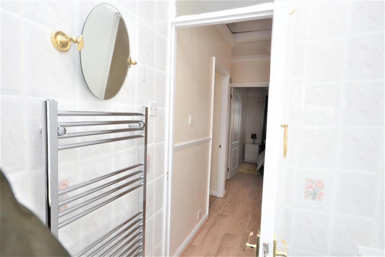 London Deluxe 3 Bedroom House With Parking Space Dagenham Esterno foto