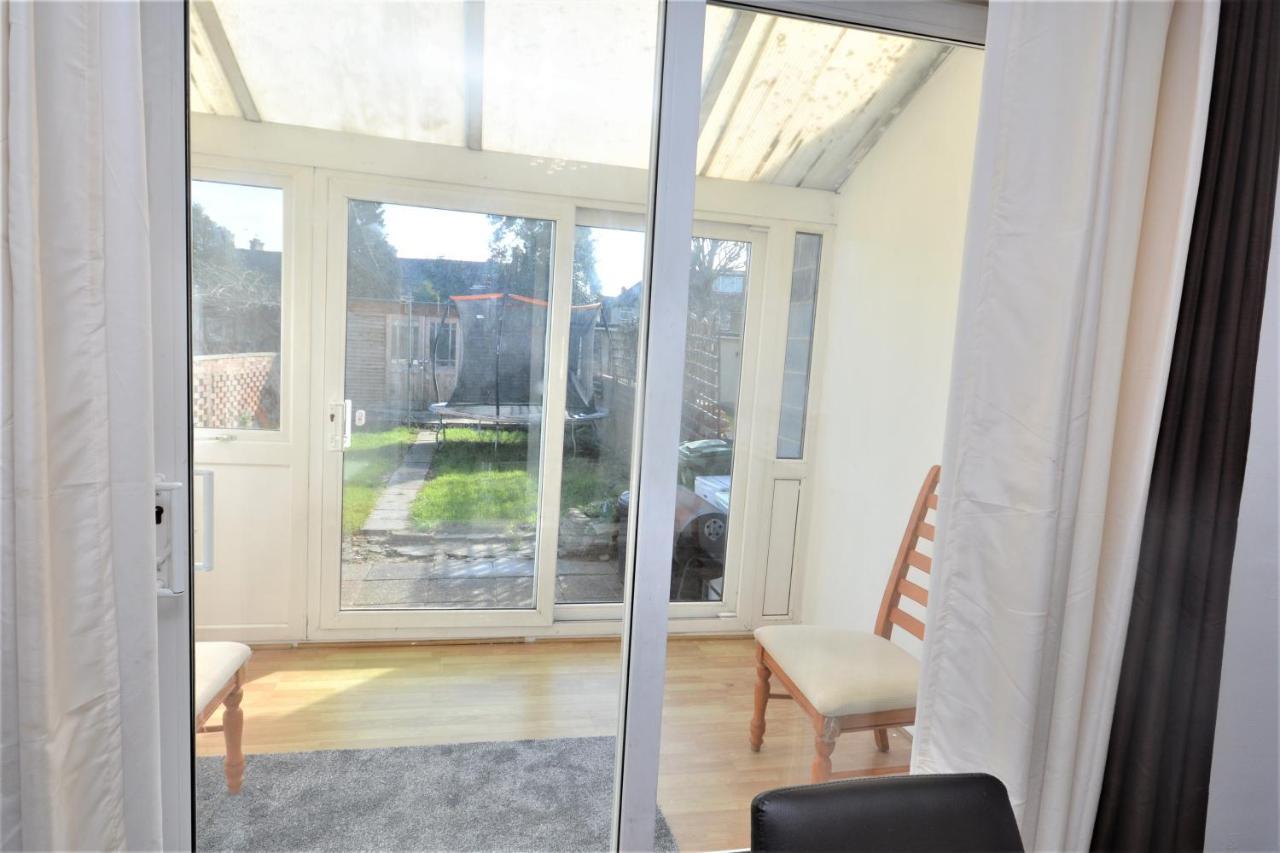 London Deluxe 3 Bedroom House With Parking Space Dagenham Esterno foto