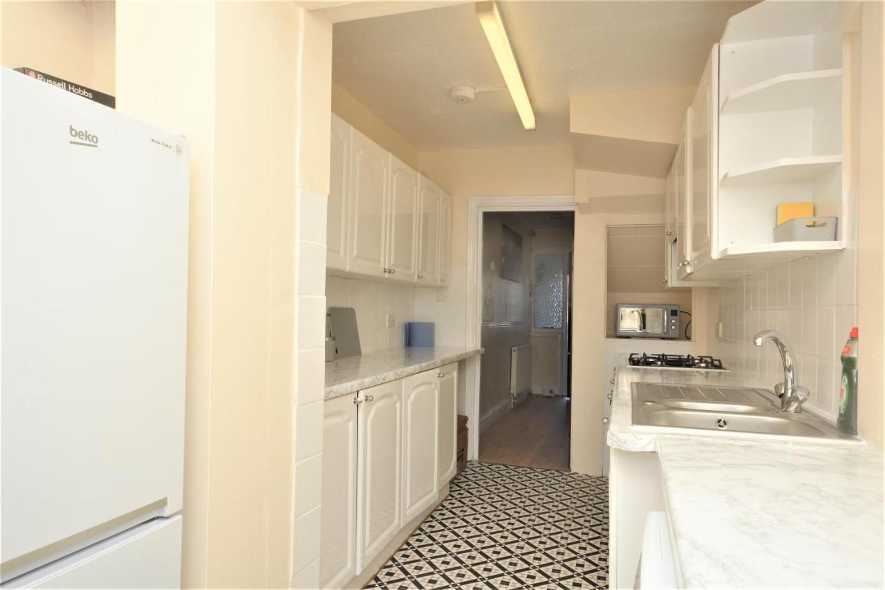 London Deluxe 3 Bedroom House With Parking Space Dagenham Esterno foto