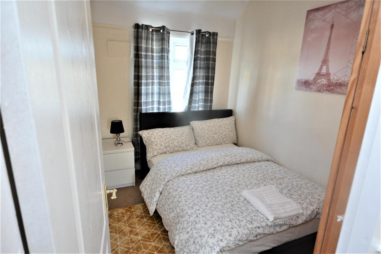 London Deluxe 3 Bedroom House With Parking Space Dagenham Esterno foto