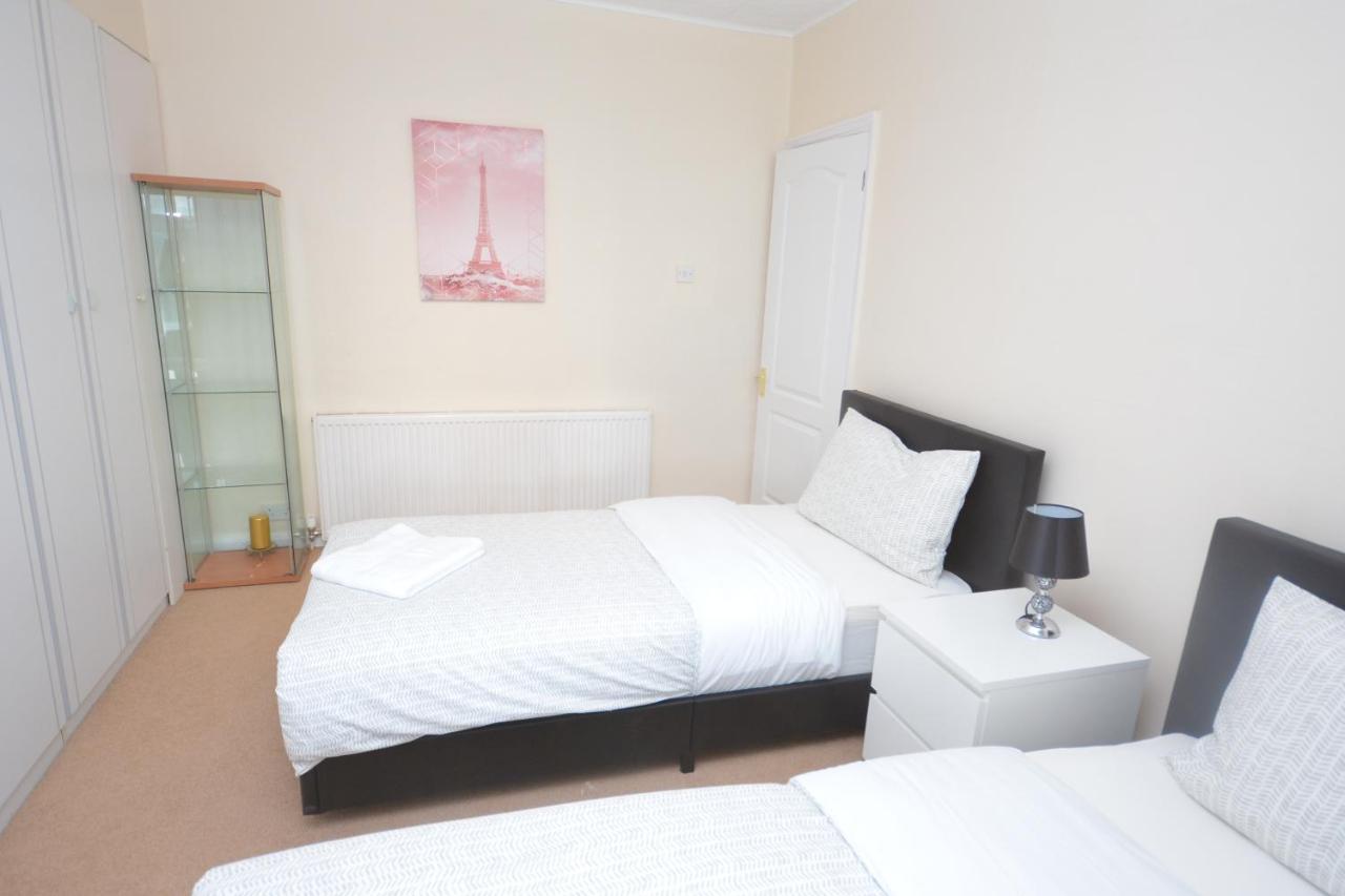 London Deluxe 3 Bedroom House With Parking Space Dagenham Esterno foto