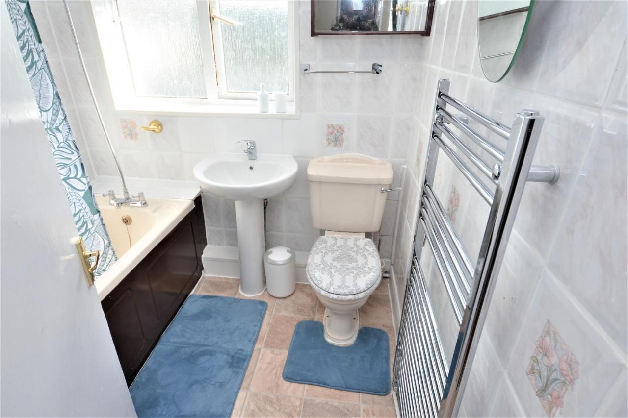 London Deluxe 3 Bedroom House With Parking Space Dagenham Esterno foto