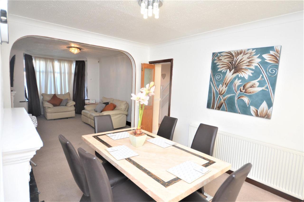 London Deluxe 3 Bedroom House With Parking Space Dagenham Esterno foto