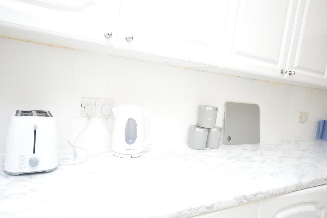 London Deluxe 3 Bedroom House With Parking Space Dagenham Esterno foto