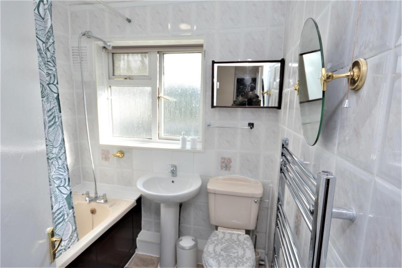London Deluxe 3 Bedroom House With Parking Space Dagenham Esterno foto