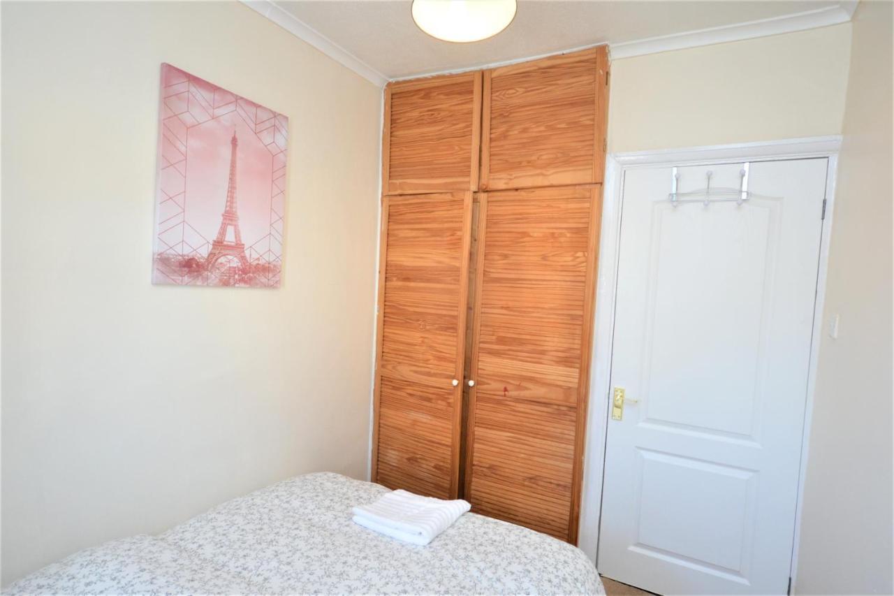 London Deluxe 3 Bedroom House With Parking Space Dagenham Esterno foto