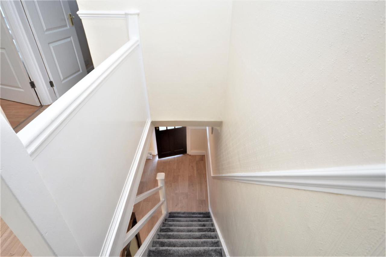 London Deluxe 3 Bedroom House With Parking Space Dagenham Esterno foto