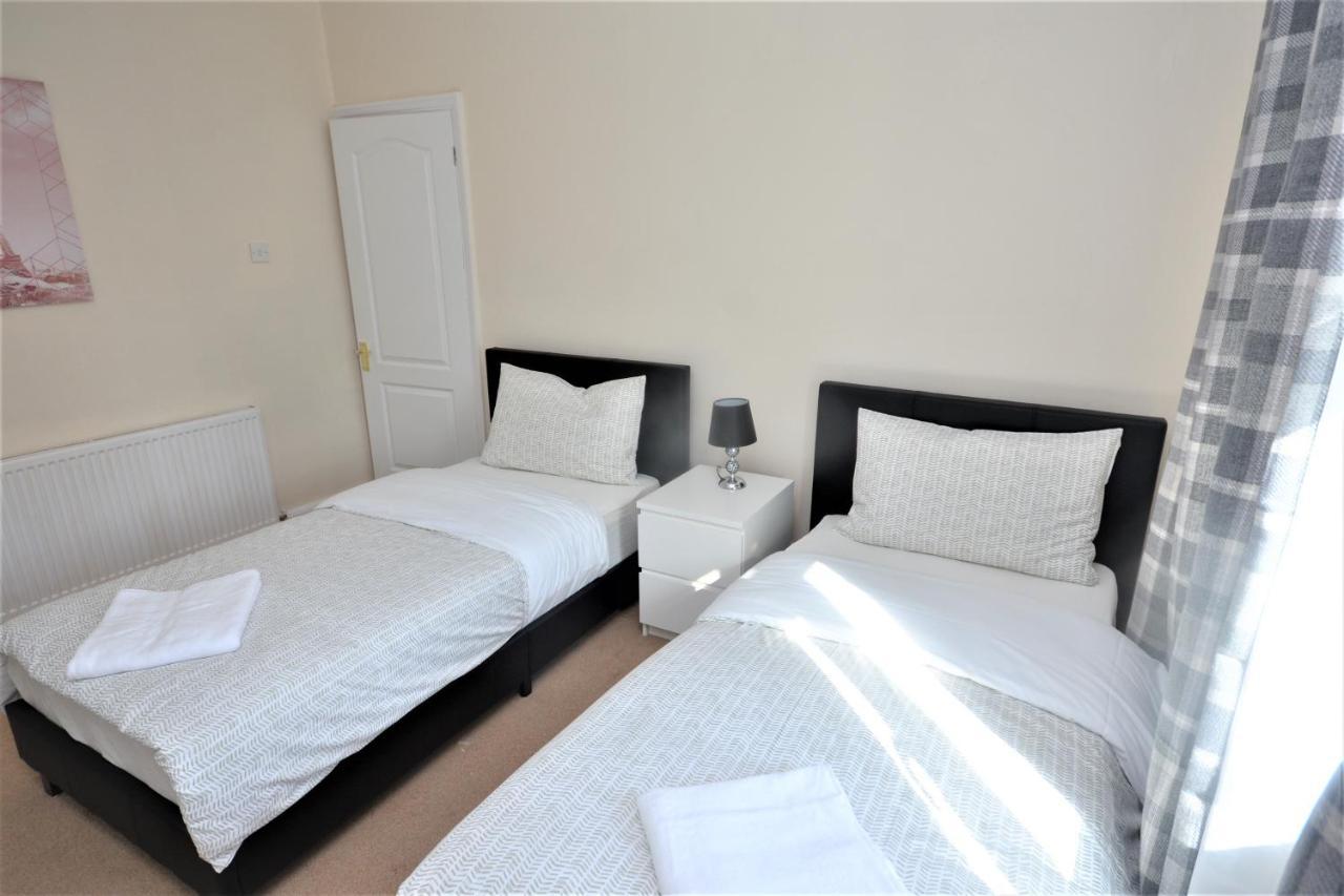 London Deluxe 3 Bedroom House With Parking Space Dagenham Esterno foto