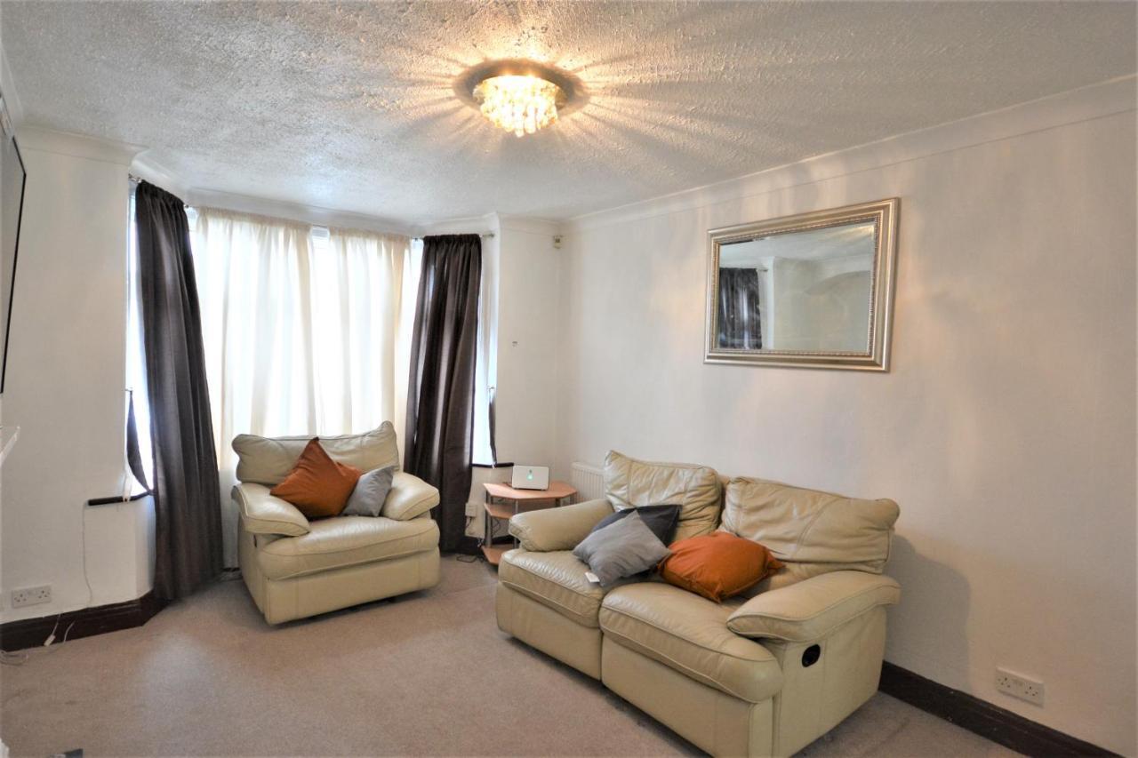 London Deluxe 3 Bedroom House With Parking Space Dagenham Esterno foto