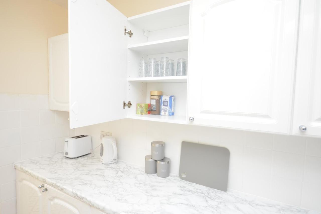 London Deluxe 3 Bedroom House With Parking Space Dagenham Esterno foto