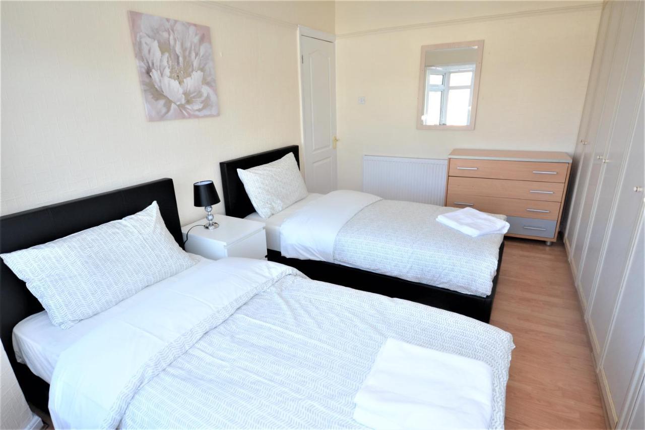 London Deluxe 3 Bedroom House With Parking Space Dagenham Esterno foto